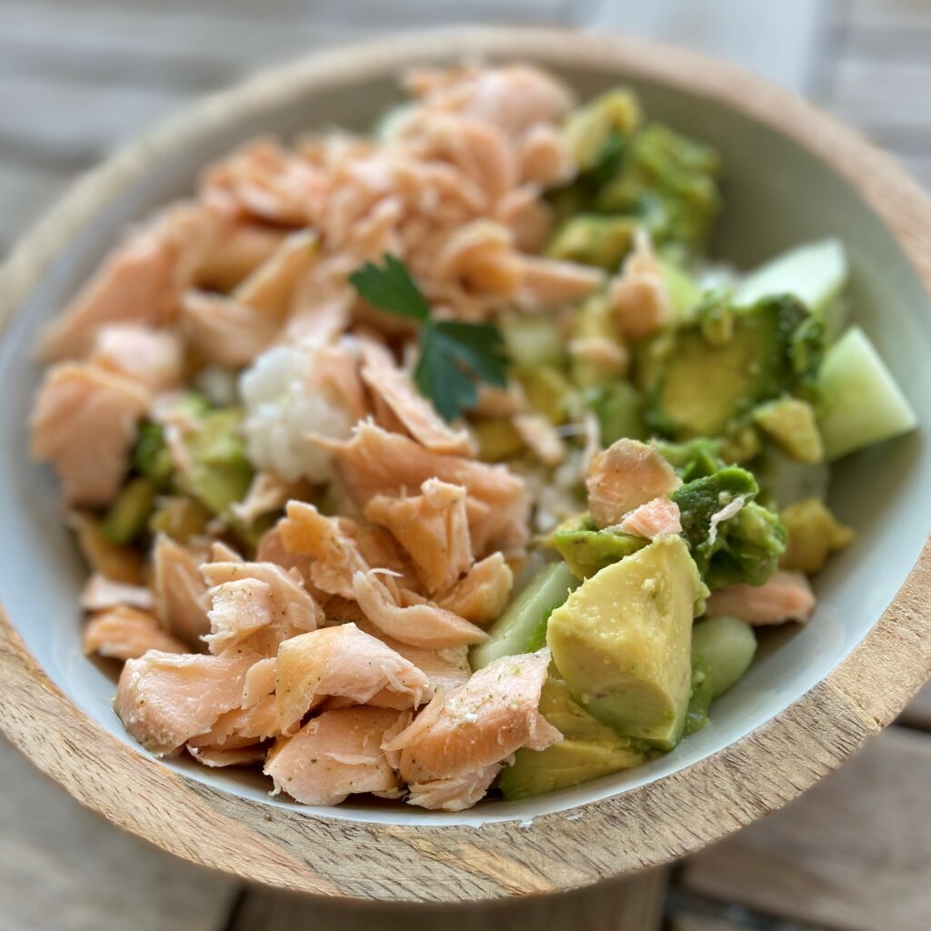 Sushi Bowl mit Lachs als leichtes gesundes Hauptgericht