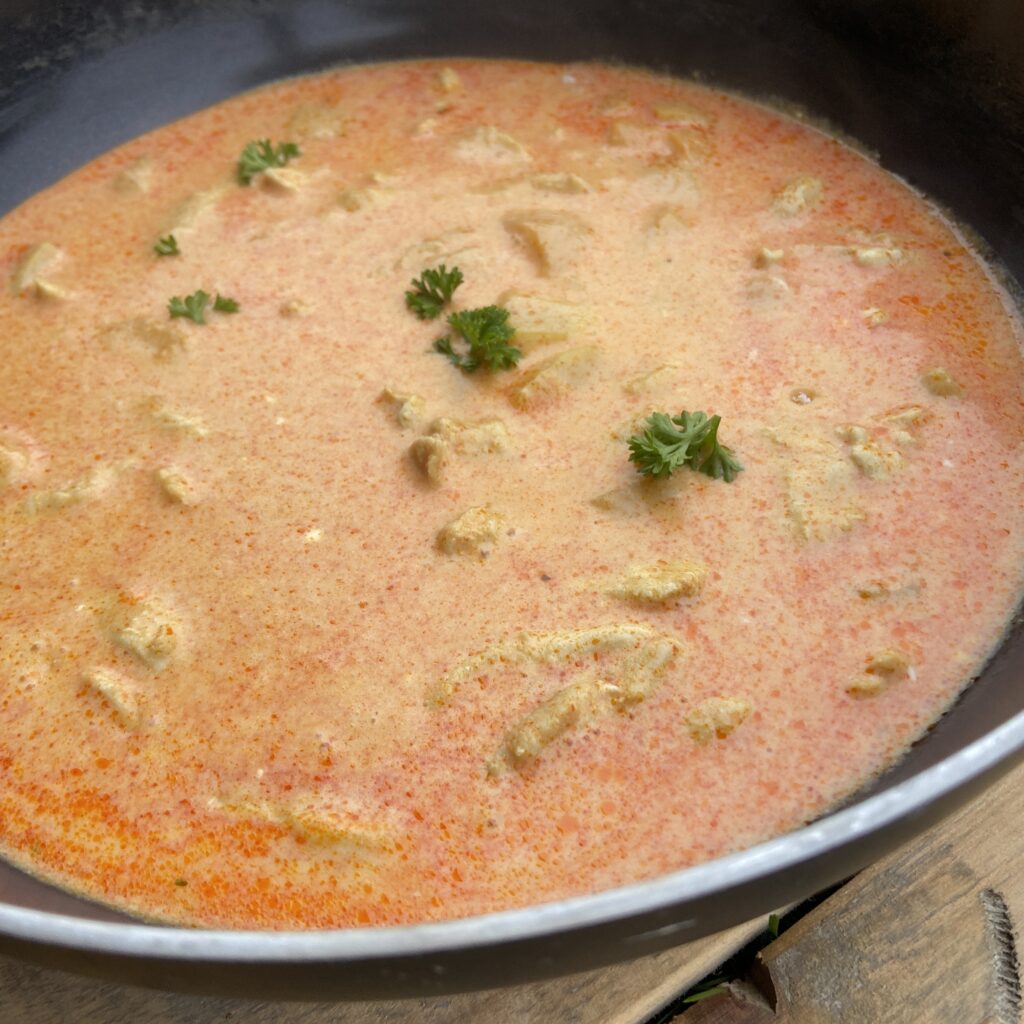 Curry Hähnchen mit Pfirsich als gesundes Hauptgericht