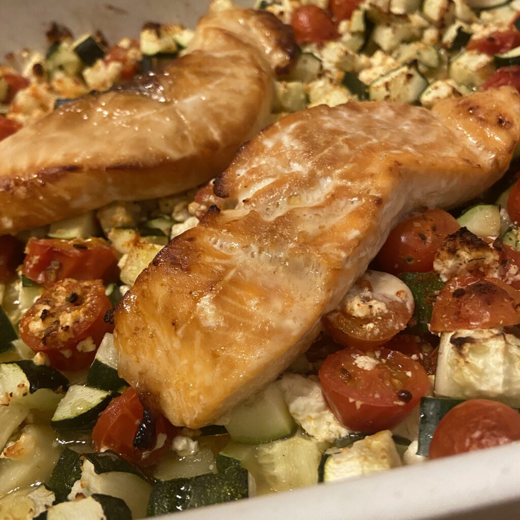 Lachs auf Ofengemüse als gesundes Hauptgericht